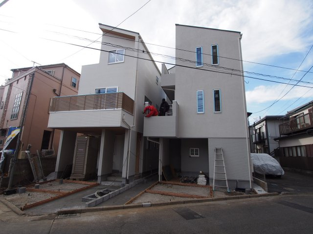 保土ヶ谷区東川島町全２棟　新築戸建の前面道路含む現地写真|全居室2か所に窓があり、採光・風通しに配慮された間取りとなっています。