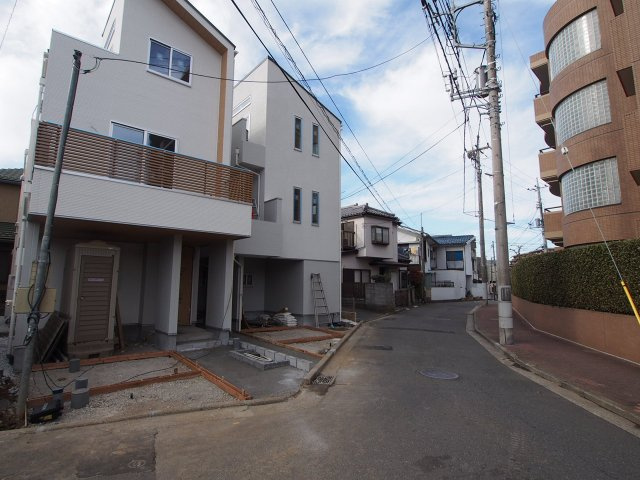保土ヶ谷区東川島町全２棟　新築戸建の前面道路含む現地写真|前面道路も広く、開放感がございます。
