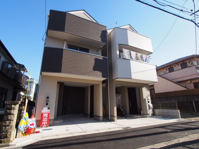 保土ヶ谷区仏向町全２棟　新築戸建の外観|ビルトイン車庫で雨の日の乗り降りもラクラクです。