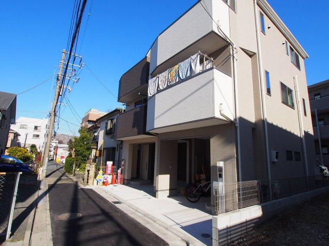 保土ヶ谷区仏向町全２棟　新築戸建の前面道路含む現地写真|相鉄線「和田町」駅より徒歩約3分の通勤通学に便利な立地です。