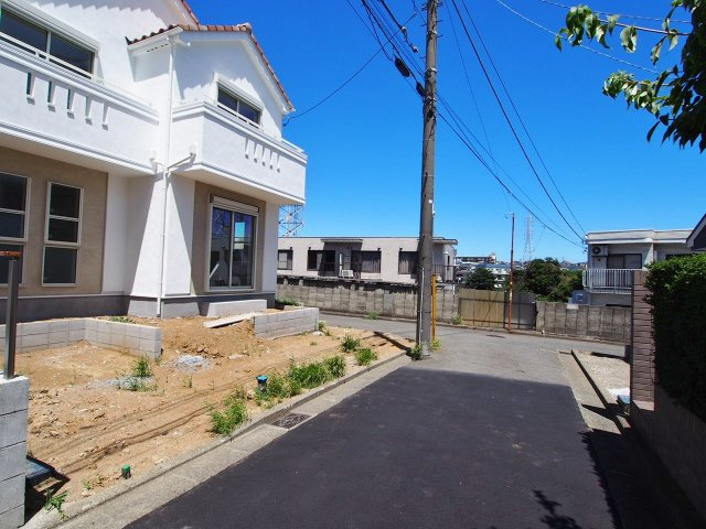 保土ヶ谷区法泉３丁目　新築戸建ての前面道路含む現地写真