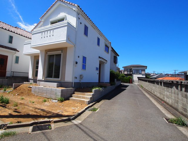 保土ヶ谷区法泉３丁目　新築戸建ての前面道路含む現地写真