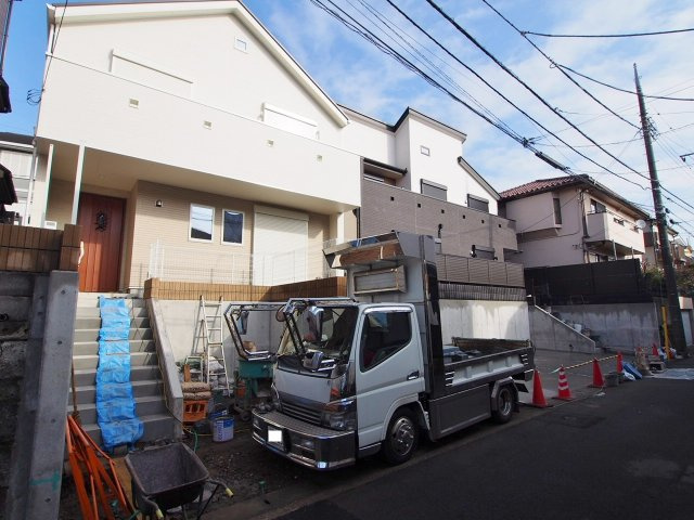 保土ヶ谷区仏向西全２棟　新築戸建の外観|南傾斜の地形のため、日当たり・通風良好です。