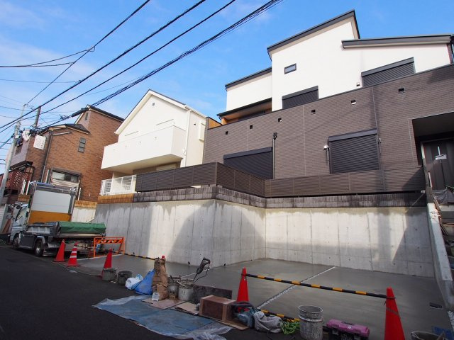 保土ヶ谷区仏向西全２棟　新築戸建の外観|住環境に配慮された第一種低層住居専用地域につき、落ち着いた環境の中でお住まいいただけます。