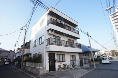 【外観】 | コーポタケウチ | 3階建ての爽やかな白の外観です