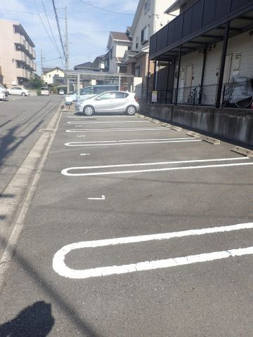 アーデル加木屋の駐車場