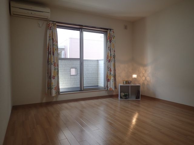 アーデル加木屋の洋室