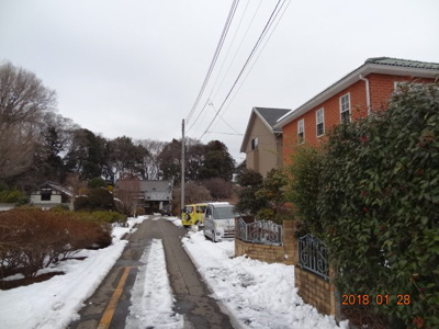 【前面道路含む現地写真】 | さいたま市緑区三室　外壁総レンガ張り定期借地権付中古輸入住宅 | 前面道路含む現地写真です