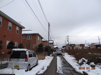 【前面道路含む現地写真】 | さいたま市緑区三室　外壁総レンガ張り定期借地権付中古輸入住宅 | 前面道路含む現地写真です