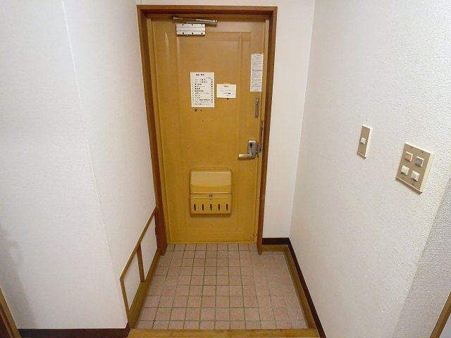 半田コーポの玄関