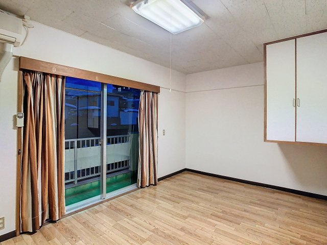 半田コーポの洋室