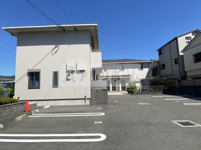 アットグレーヌの駐車場