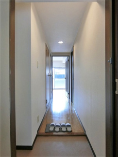 【展望】 | 玄関から室内への景観です♪右手には洋室5.4帖、左手には洗面所やトイレ、奥にはダイニングキッチンと洋室5.6帖があります☆