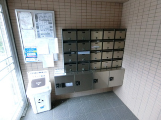 【その他共用部分】 | 共用エントランスには宅配BOXがあるので荷物の受け取りもスムーズに♪再配達を依頼する手間が省けます☆