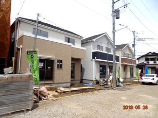 【外観】 | ファミリー世帯の方に、小学校「三室小学校」まで510mで通学可能な立地です。4LDKの間取りはファミリーでも生活しやすく、お勧めです。