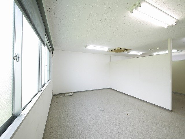 大和紀寺ビル2号館の内装|事務所仕様の内装です。