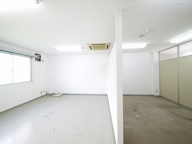 大和紀寺ビル2号館の内装|事務所仕様の内装です。