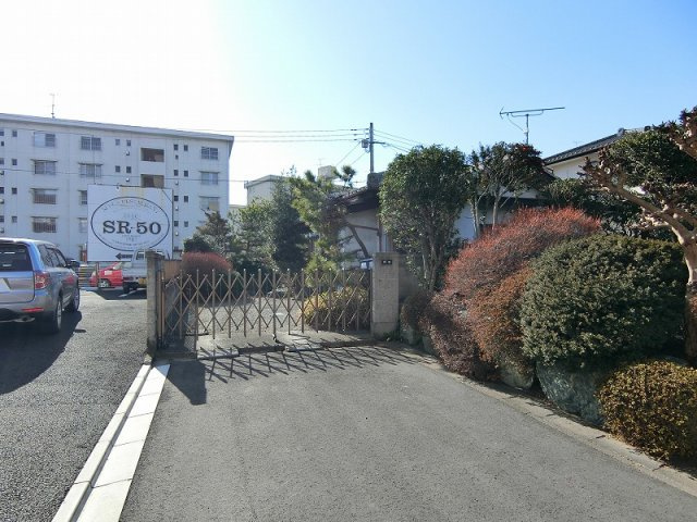 高崎市中居町2丁目　売地の前面道路含む現地写真