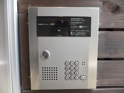 【エントランス】 | マ・ピエス万福寺1号棟 | 共用エントランスは不審者の侵入を未然に防ぐオートロック付き！防犯対策充実しています◎