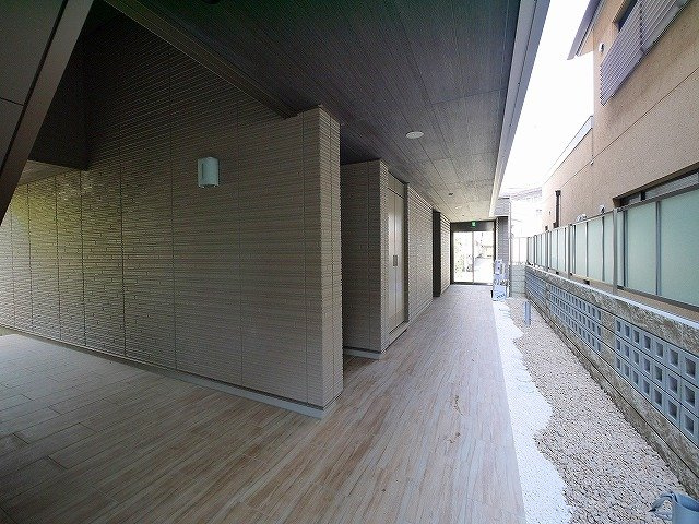 クリスタルSのエントランス|オートロック式のエントランスは出入りしやすい広さ