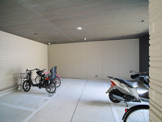 クリスタルSのその他共用部分|駐輪場もエントランス内で安心です