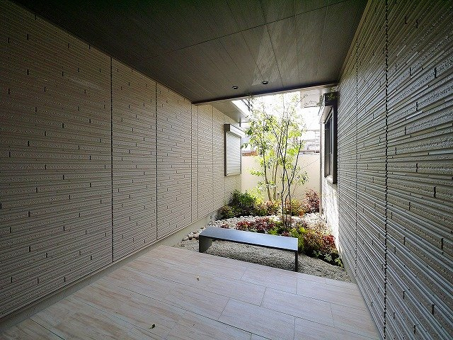 クリスタルSのエントランス|植栽のおしゃれな共用部です