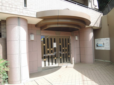 【エントランス】 | レックス西寺尾ガーデンヒルズ | JR横浜線「大口」駅徒歩17分！JR京浜東北線「新子安」駅徒歩19分！京浜急行線「生麦」駅徒歩17分の3線3駅利用と好立地！