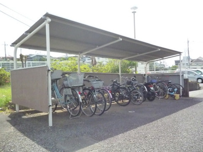 【その他共用部分】 | エスポワール/みたけ台 | 屋根付きの駐輪場があるので雨が降っても大切な自転車が濡れません☆駅から自転車もオススメです♪