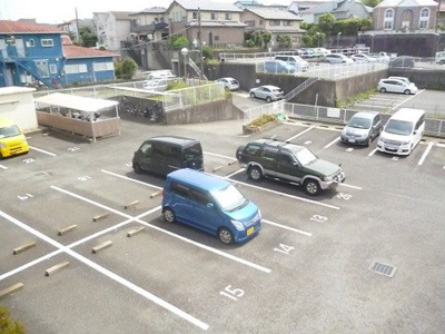 【駐車場】 | エスポワール/みたけ台 | いつでも目の届く敷地内に駐車場を完備しています♪荷物がかさばりがちなお買物にも、車があると便利ですよね☆