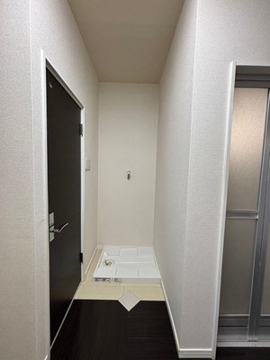 【展望】 | TAGUCHI荘 | トイレ横にある室内洗濯機置き場です♪防水パンがあるので万が一の漏水にも安心！室内に置けるので洗濯機が傷みにくい☆