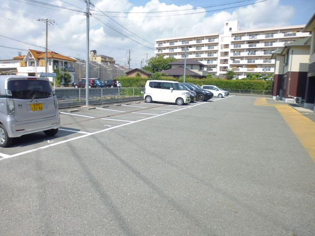 バリュージュ東二見の駐車場