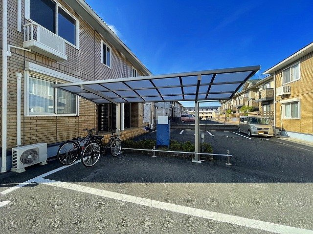 グランモア東九条　Ⅱの駐車場|車をお持ちの方に嬉しい駐車場付きの物件です