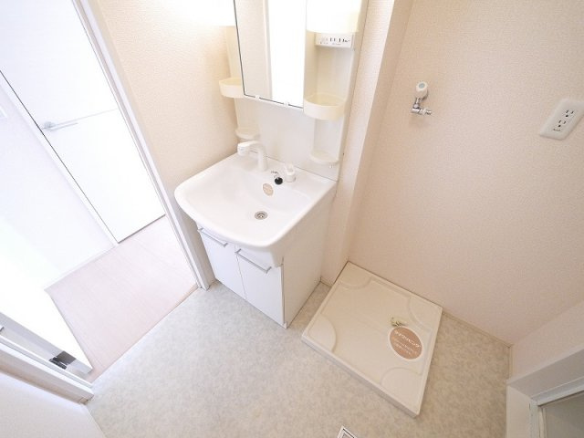 グランモア東九条　Ⅱの洗面所|ゆったりとスペースのある洗面所