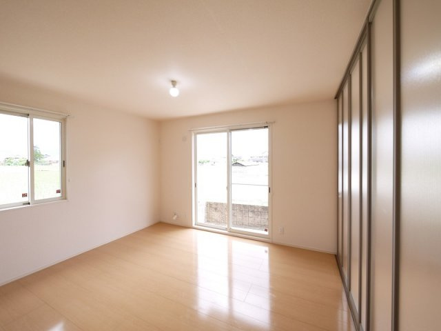 グランモア東九条　Ⅱの居間・リビング|こちらのリビングで趣味の時間をお楽しみください