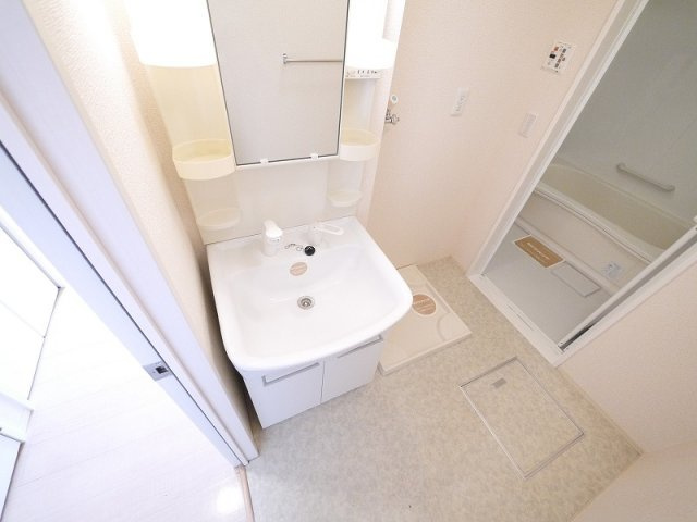 グランモア東九条　Ⅱの洗面所|脱衣所もある洗面所です