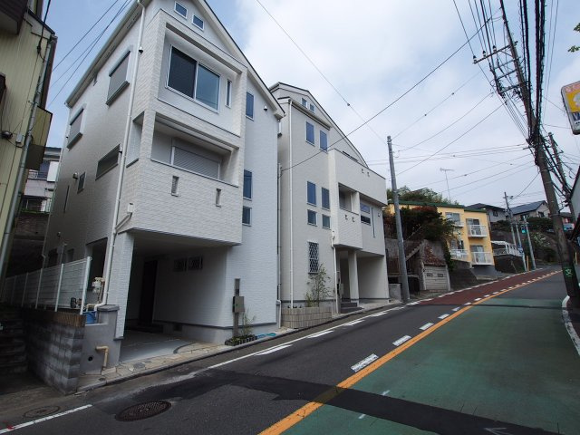 保土ヶ谷区釜台町全２棟　新築戸建の前面道路含む現地写真|相模鉄道本線「上星川」駅より徒歩約7分に位置します。