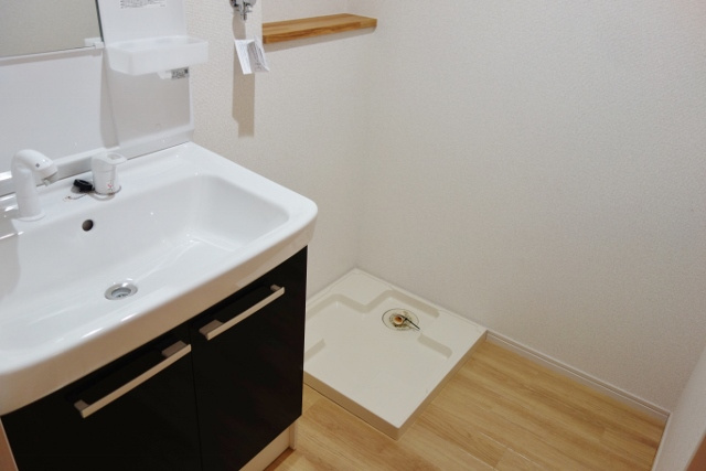 クリスタル扇の洗面所|忙しい朝にうれしい洗髪洗面台付き、防水パン付洗濯機置き場