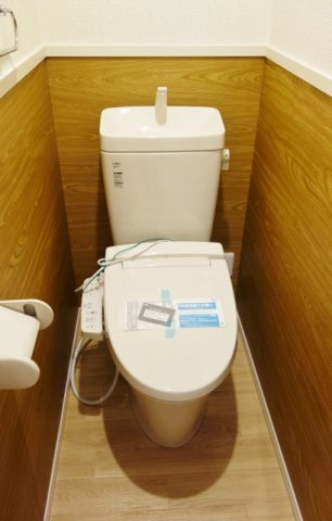 クリスタル扇のトイレ|トイレには快適な温水洗浄便座付き