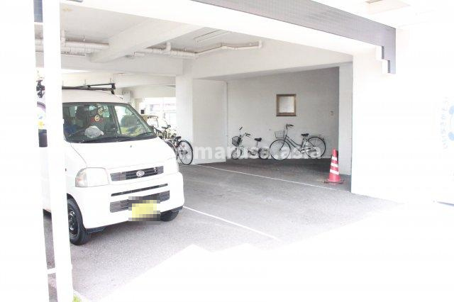 シーラカンスKANDYの駐車場