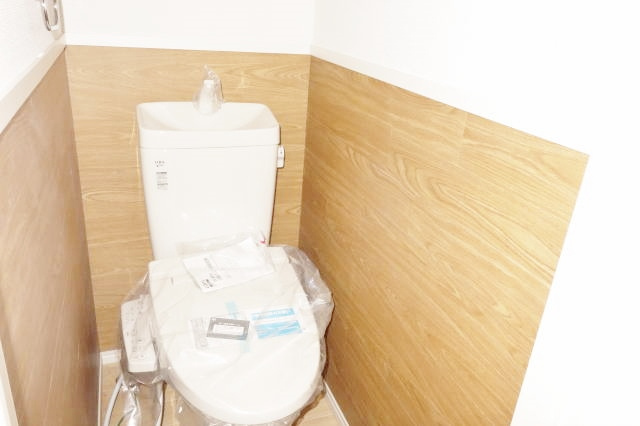 クリスタル扇のトイレ|トイレには快適な温水洗浄便座付き、

