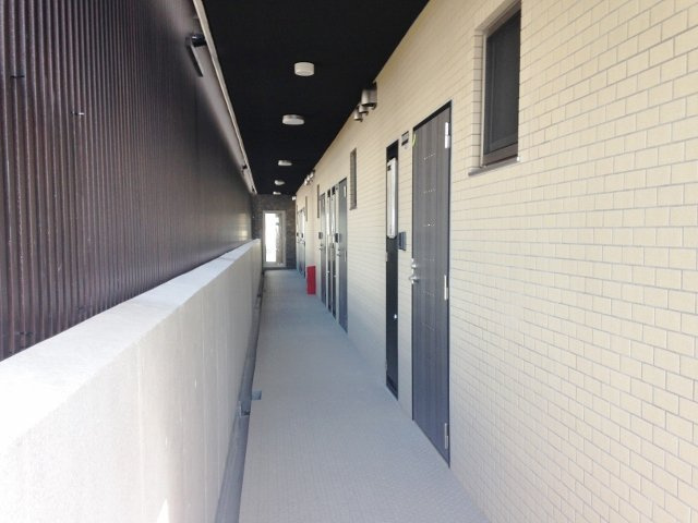 クリスタル扇のその他共用部分|開放廊下にはプライバシーに配慮した装飾面格子付き