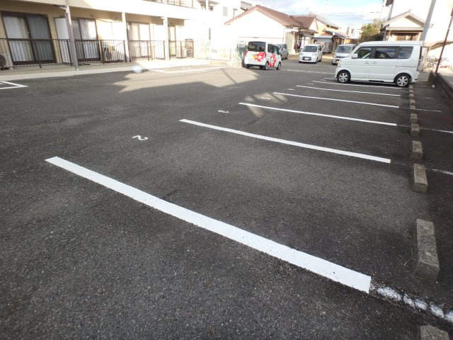 シャイリスの駐車場