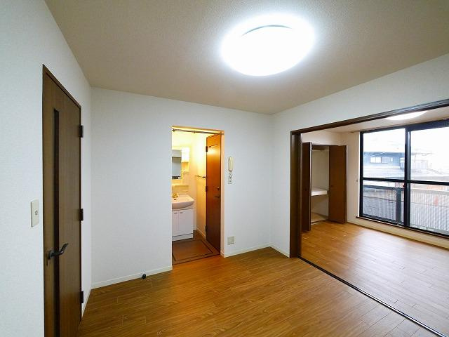 フォレスト光陽Bの居間・リビング|こちらの居間で趣味の時間をお楽しみください