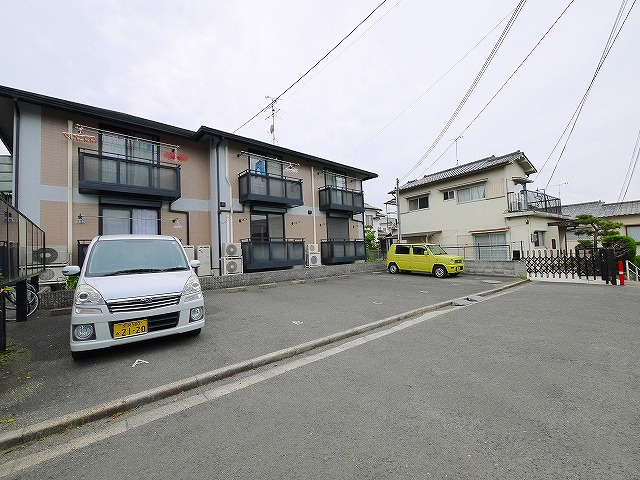 フォレスト光陽Bの駐車場|車をお持ちの方に嬉しい駐車場付きの物件です