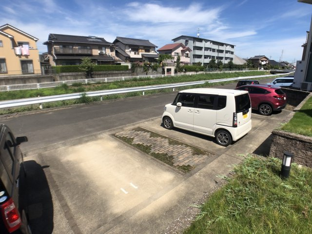 プルミエDの駐車場