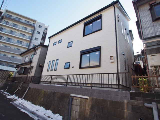 保土ヶ谷区境木本町　新築戸建の外観|浄水器付きのシステムキッチンや浴室乾燥機など、設備も充実しております。