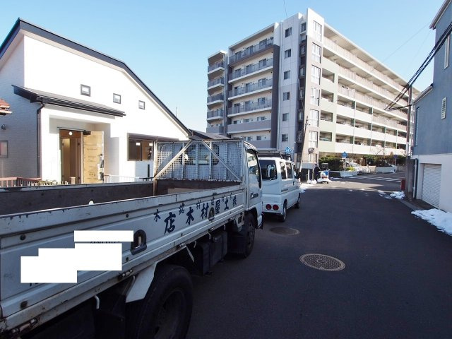 保土ヶ谷区境木本町　新築戸建の前面道路含む現地写真|第一種低層住居専用地域の落ち着いた住環境も魅力的ですね。