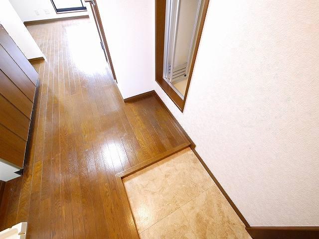 フローレスの玄関|収納もある玄関です