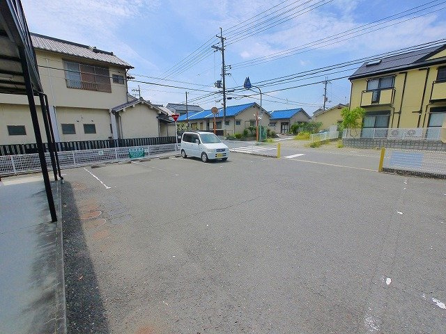 フローレスの駐車場|駐車場に車を止められます