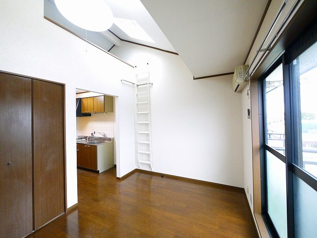 フローレスの居間・リビング|ゆったりとしたリビングです